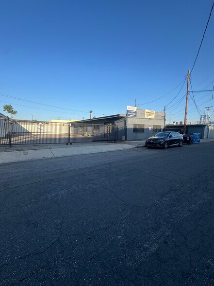 More Photos Of 7210-7218 Hinds Ave, North Hollywood Warehouse For Lease
