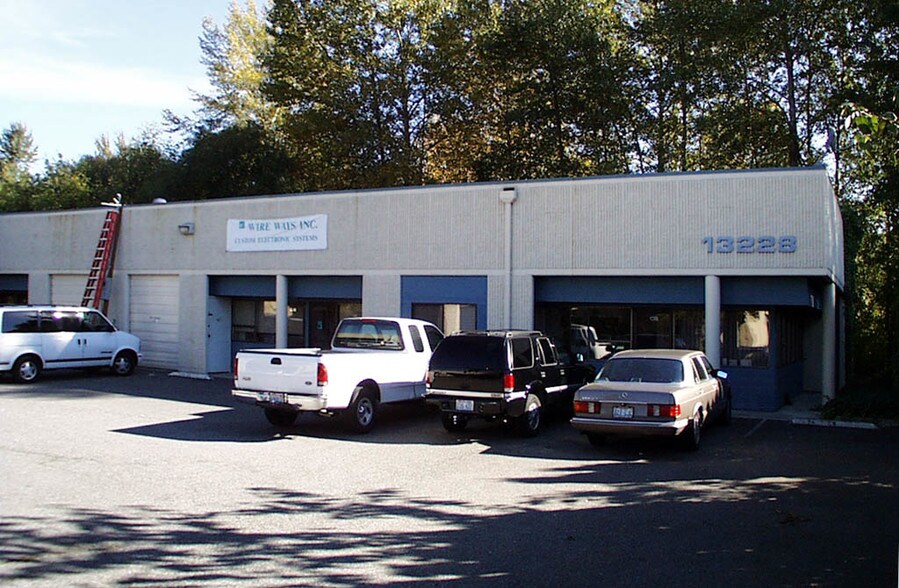 More Photos Of 13222-13228 SE 30th St, Bellevue Showroom For Lease