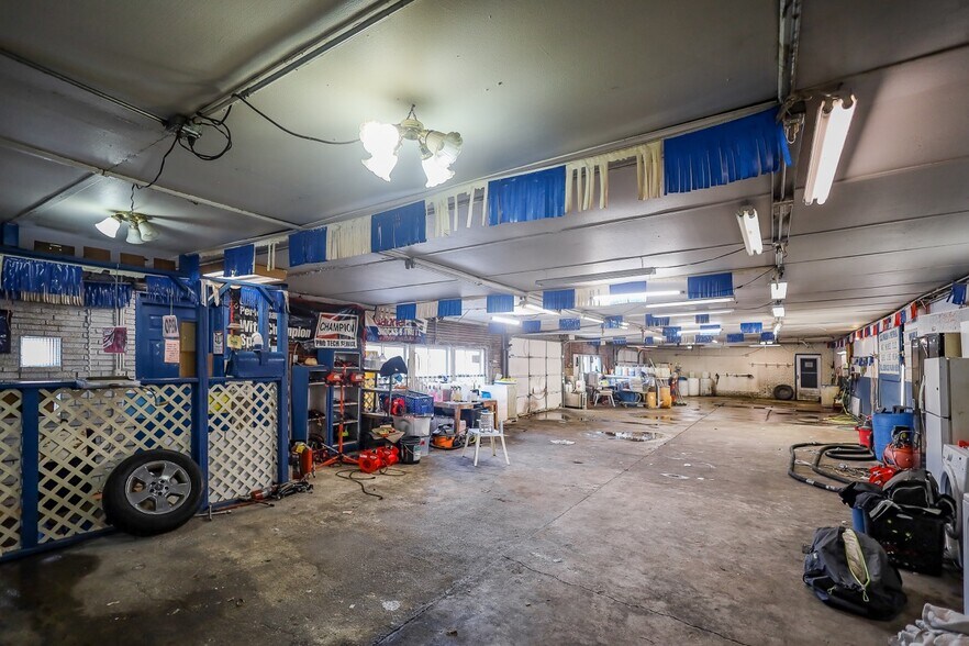 More Photos Of 8242-8248 S Roberts Rd, Bridgeview General Retail For Sale