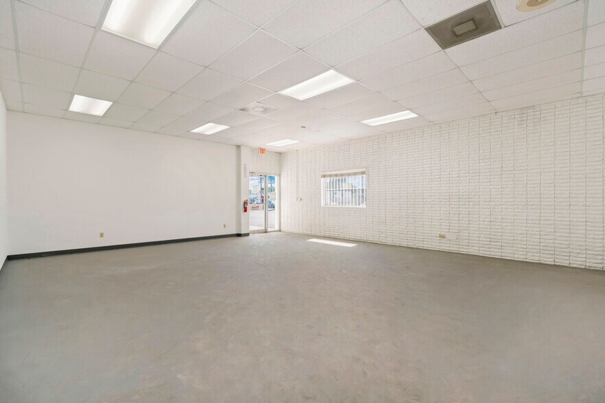 More Photos Of 1350-1390 N Colorado St, San Antonio Showroom For Lease