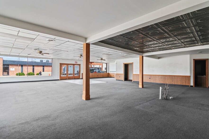 More Photos Of 222 W Main Cross St, Taylorville Showroom For Sale