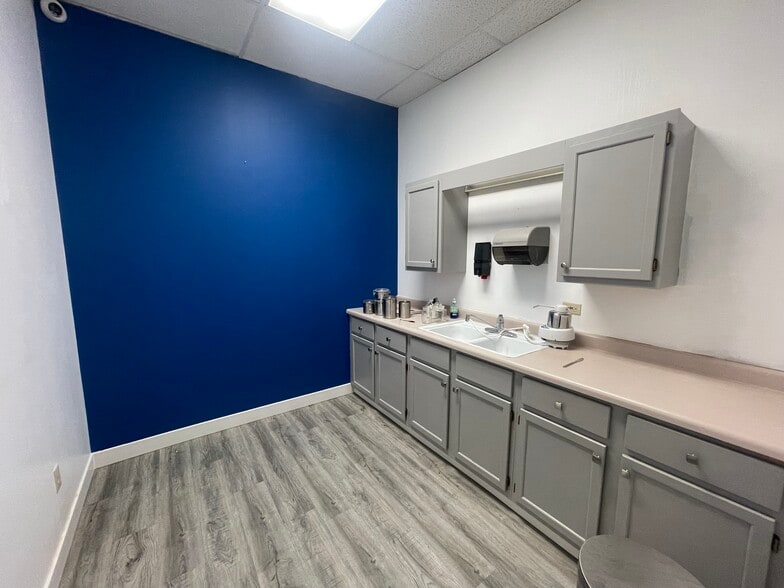 More Photos Of 105-115 S Grove Ave, Elgin Medical For Lease