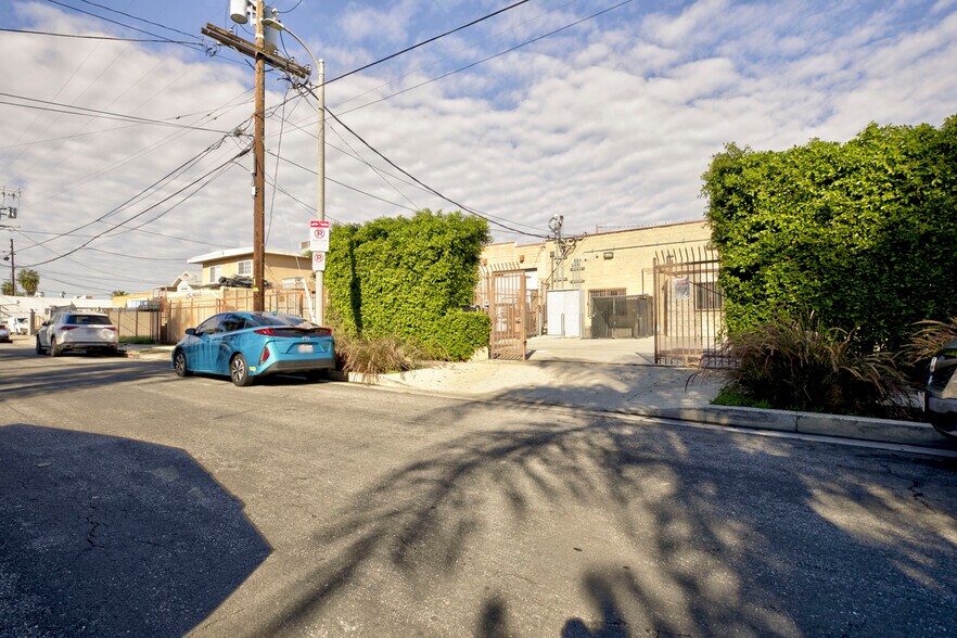 More Photos Of 18417 Bryant St, Northridge Service For Sale
