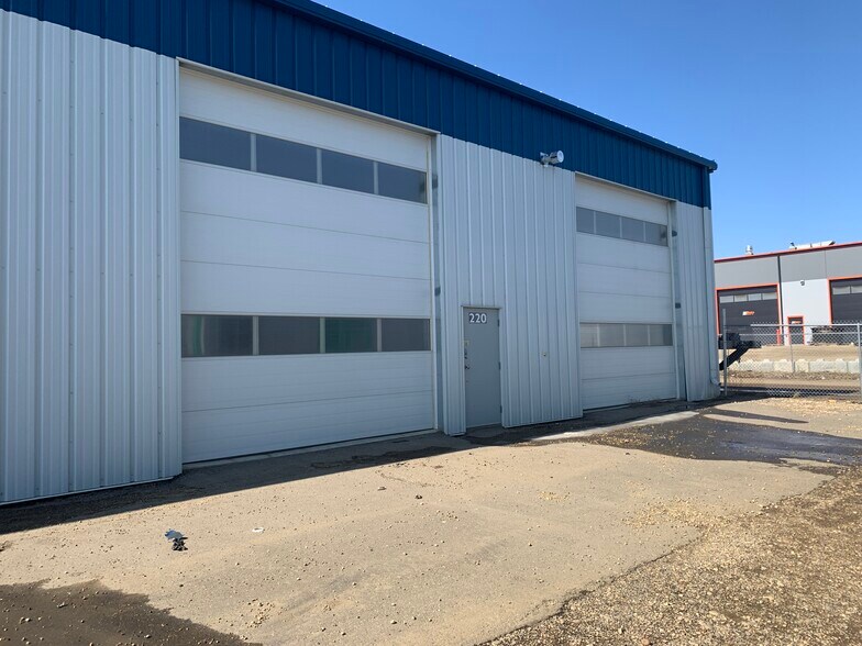 More Photos Of 14 Burnt Valley Ave, Red Deer County Service For Lease