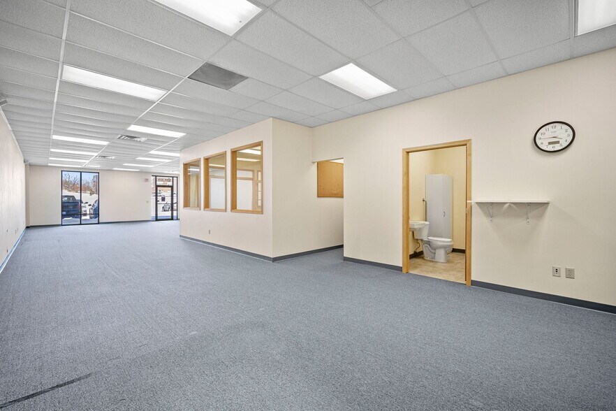 More Photos Of 5500 NW Johnston Dr, Johnston Flex For Lease