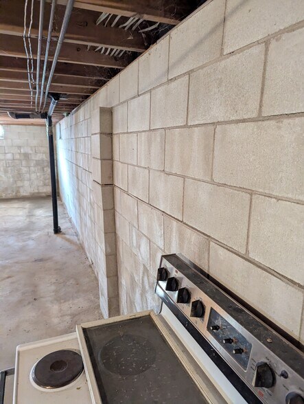 More Photos Of 340 Elm St E, Canova Sports And Entertainment For Sale