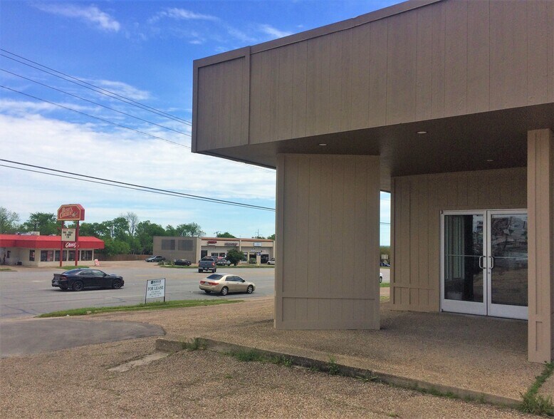 More Photos Of 1725 S Valley Mills Dr, Waco Freestanding For Lease