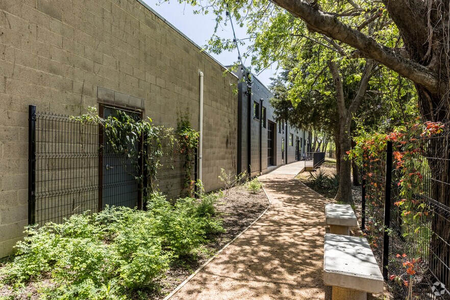 More Photos Of 119-127 Manufacturing St, Dallas Unknown For Lease