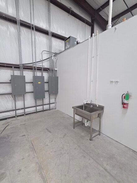 More Photos Of 11100 Osgood Dr, San Antonio Industrial For Lease