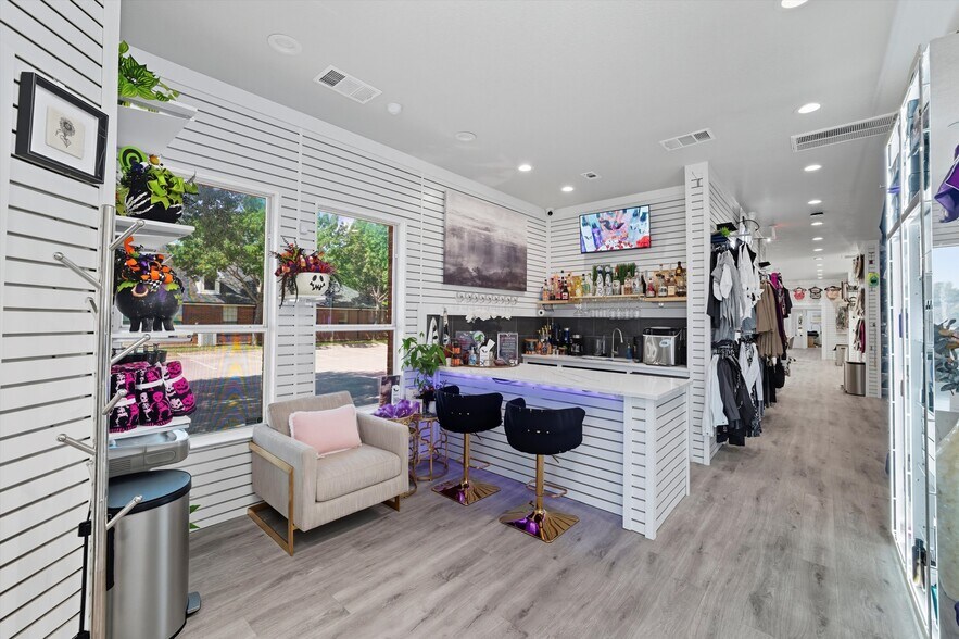 More Photos Of 450 W Harwood Rd, Hurst Freestanding For Sale