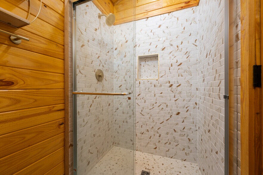 More Photos Of 212 Co 413 rd, Spicewood Hotel For Sale