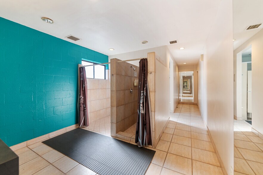 More Photos Of 2215 Main St, Santa Monica Freestanding For Lease