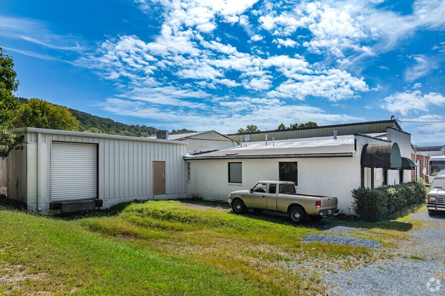 More Photos Of 222 King St S, Calhoun Warehouse For Sale