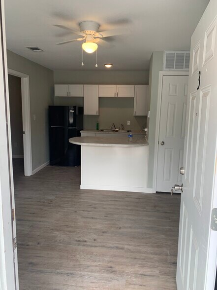 More Photos Of 2001 E 20th St, Hooks Apartments For Sale