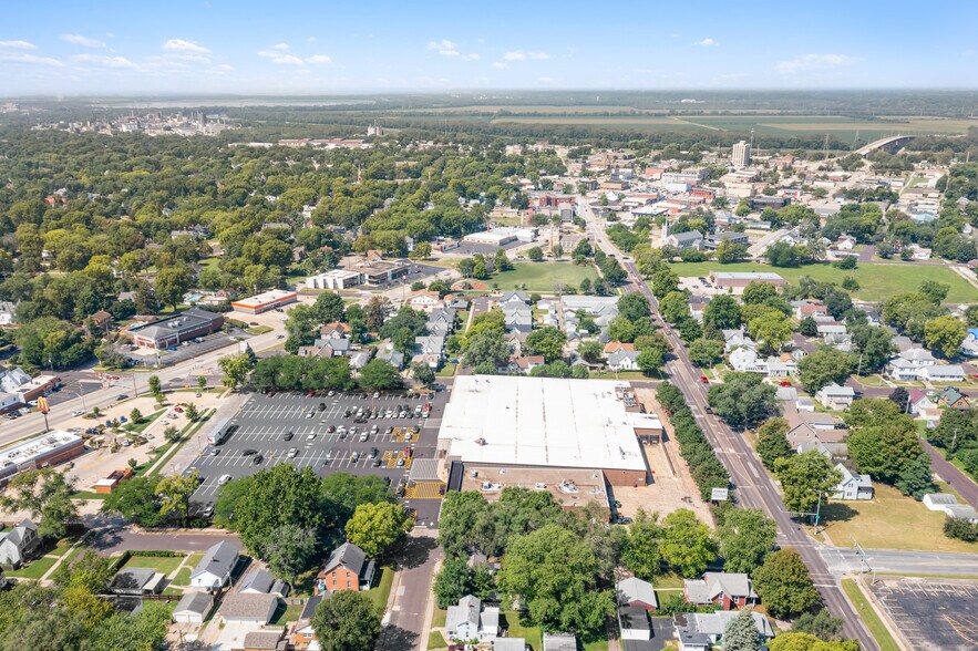 More Photos Of 1001 Court St, Pekin General Retail For Sale