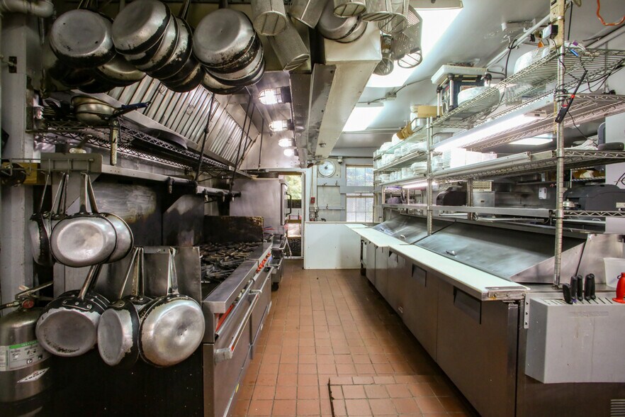 More Photos Of 15 Franklin St, Lenox Restaurant For Lease
