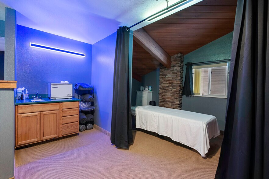 More Photos Of 1424 W Pine St, Pinedale Hotel For Sale