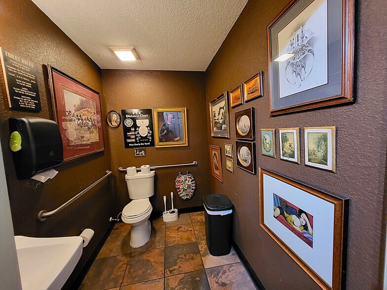 More Photos Of 1209 W 7th St, Joplin Office For Sale