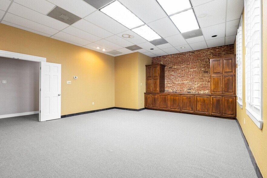 More Photos Of 111 S Travis St, Sherman Office For Sale
