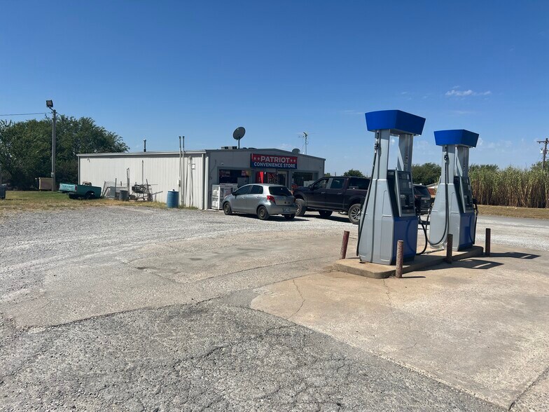More Photos Of 600 E Main St, Geronimo Convenience Store For Sale