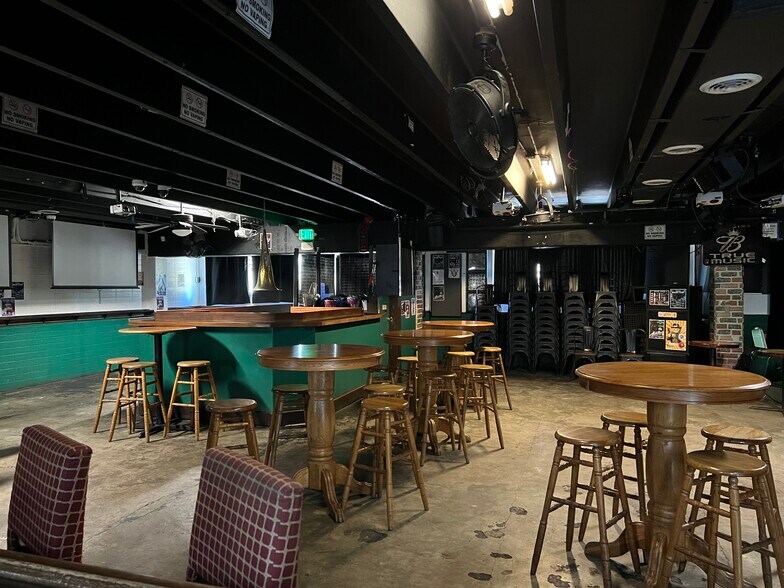 More Photos Of 2440 S Beretania St, Honolulu Bar For Lease