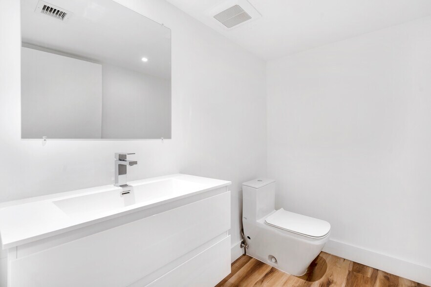 More Photos Of 13499 Biscayne Blvd, Miami Apartments For Lease