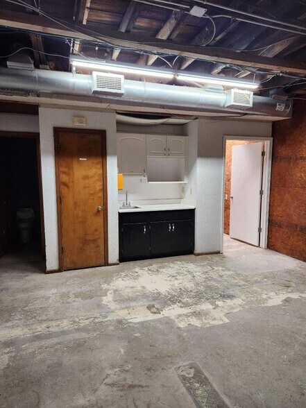 More Photos Of 1711 Westport Rd, Kansas City Office For Sale