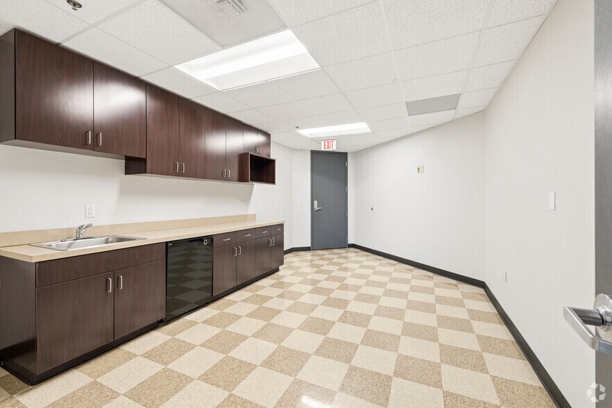 More Photos Of 7171 W 95th St, Overland Park Unknown For Lease