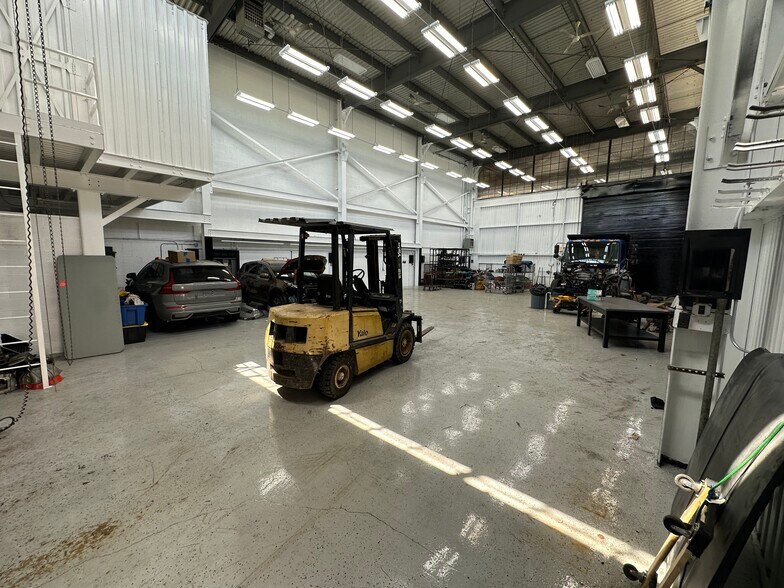 More Photos Of 132 Duffy Ave, Hicksville Manufacturing For Lease