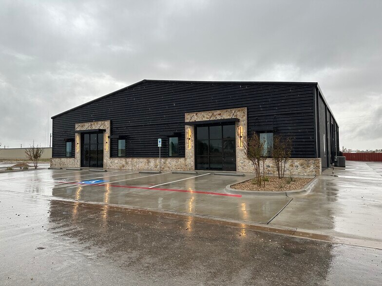More Photos Of 3203 118th St, Lubbock Light Manufacturing For Lease