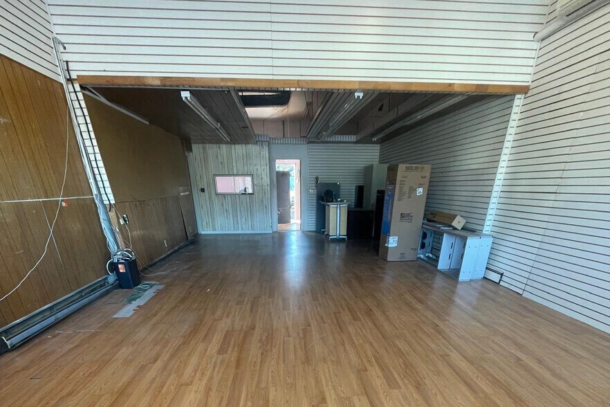 More Photos Of 1858-1866 Deer Park Ave, Deer Park Storefront For Lease