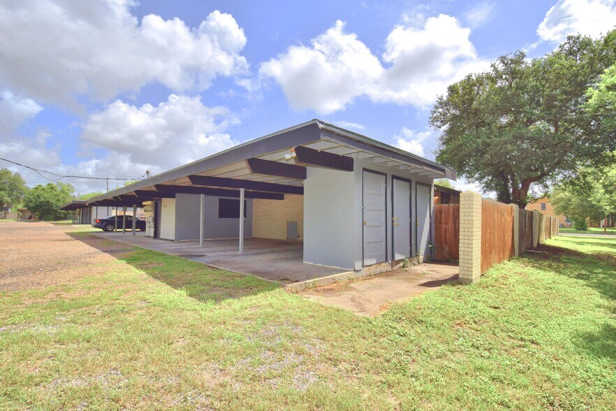More Photos Of 402 S Tyler St, Beeville Apartments For Sale