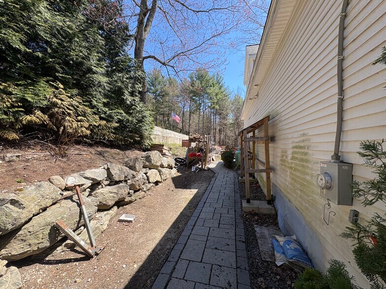 More Photos Of 125 Wason Rd, Hudson Industrial For Lease