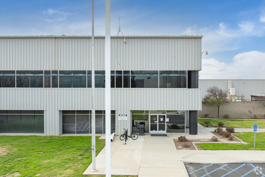 More Photos Of 1700 Schuster Rd, Delano Distribution For Lease