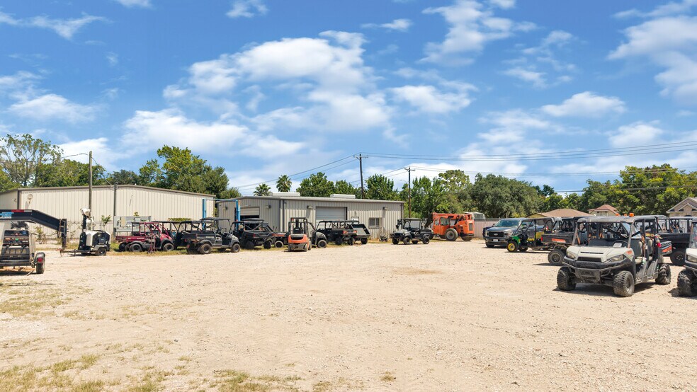 More Photos Of 201 N Walker St, Angleton Warehouse For Sale