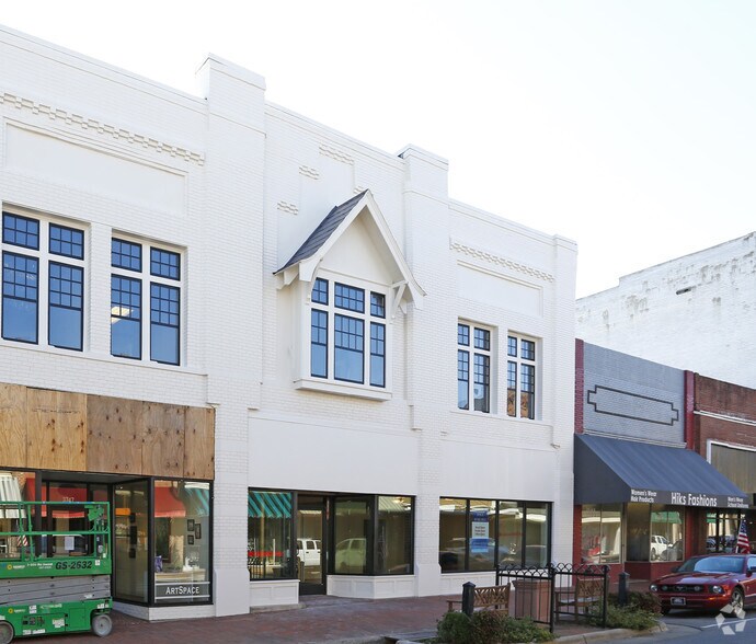 More Photos Of 3726-3730 N Main St, Farmville Storefront Retail Residential For Lease