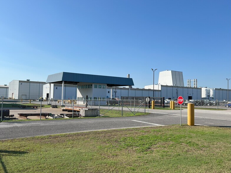 More Photos Of 6401 N Eldridge Pky, Houston Manufacturing For Sale
