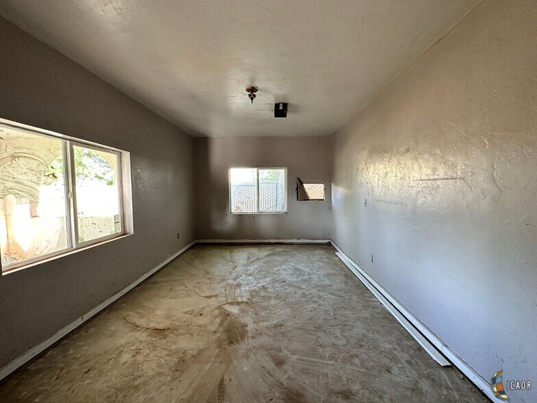 More Photos Of 254 Main St, Westmorland Freestanding For Sale