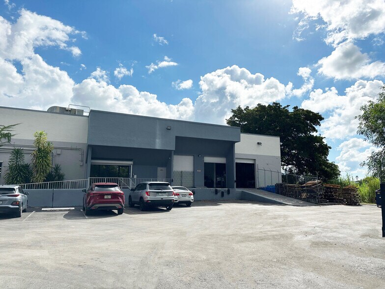 More Photos Of 5120-5130 NW 165th St, Hialeah Warehouse For Lease