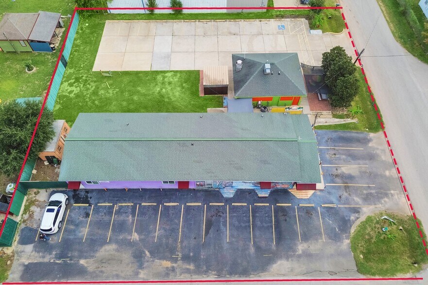 More Photos Of 518 Mill Ave, Conroe General Retail For Sale