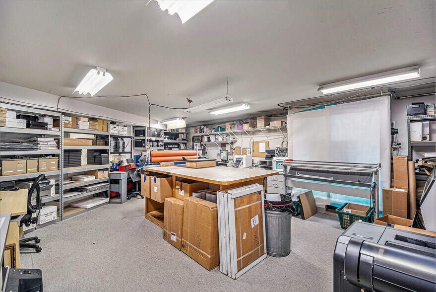 More Photos Of 33431 Grand River Ave, Farmington General Retail For Sale