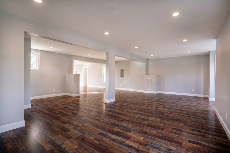 More Photos Of 49 Landing Ave, Smithtown Office Residential For Lease