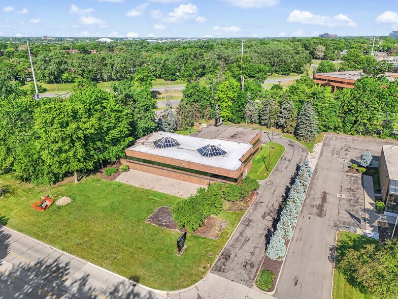 More Photos Of 15360 S Commerce Dr, Dearborn Office For Sale