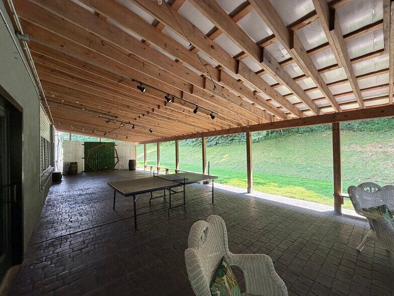 More Photos Of 516 Adams St, Mason Flex For Sale
