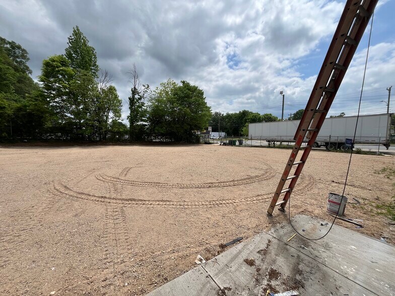 More Photos Of 3308 Rozzelles Ferry Rd, Charlotte Warehouse For Sale