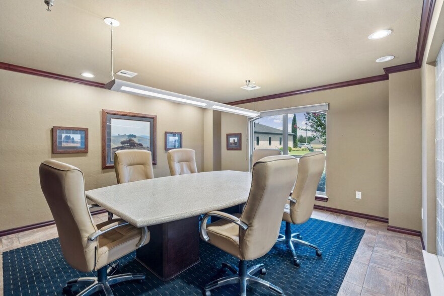 More Photos Of 2933 S Bryant Ave, Edmond Office For Sale