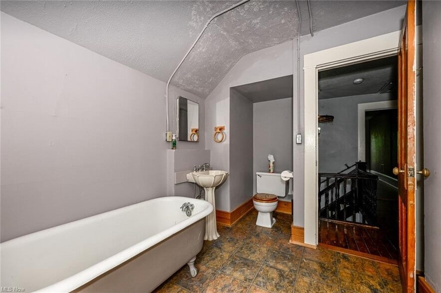 More Photos Of 10858 Ravenna Rd, Twinsburg Storefront Retail Office For Lease