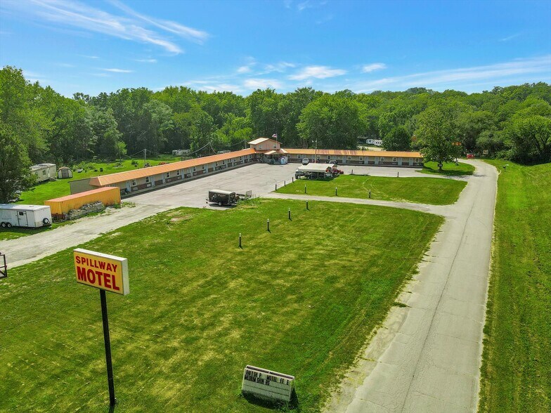 More Photos Of 1295 IL-16, Shelbyville Hotel For Sale