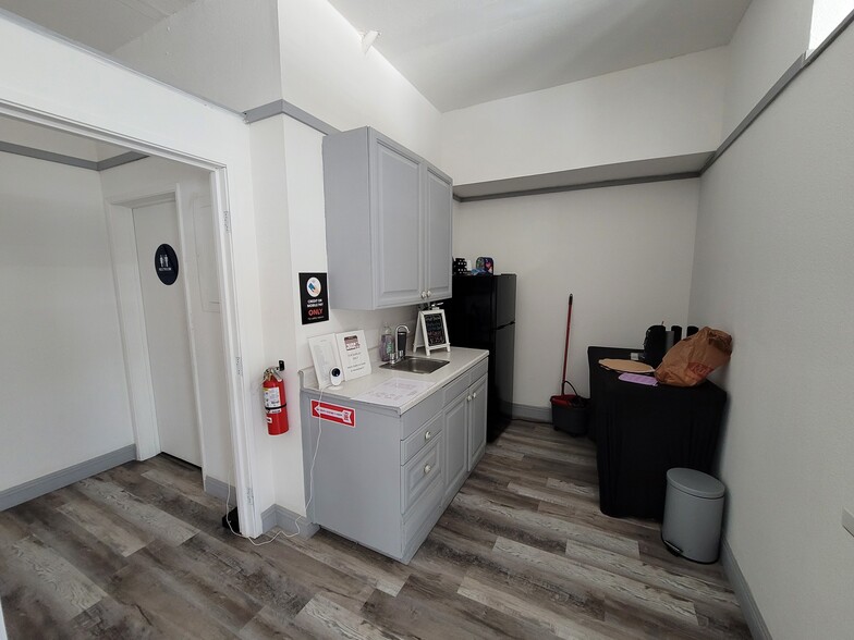 More Photos Of 1221 Cushman Ave, San Diego Service For Lease