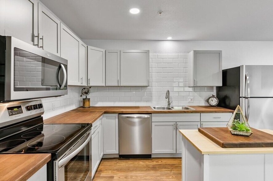 More Photos Of 618 Live Oak St, Blanco Apartments For Sale